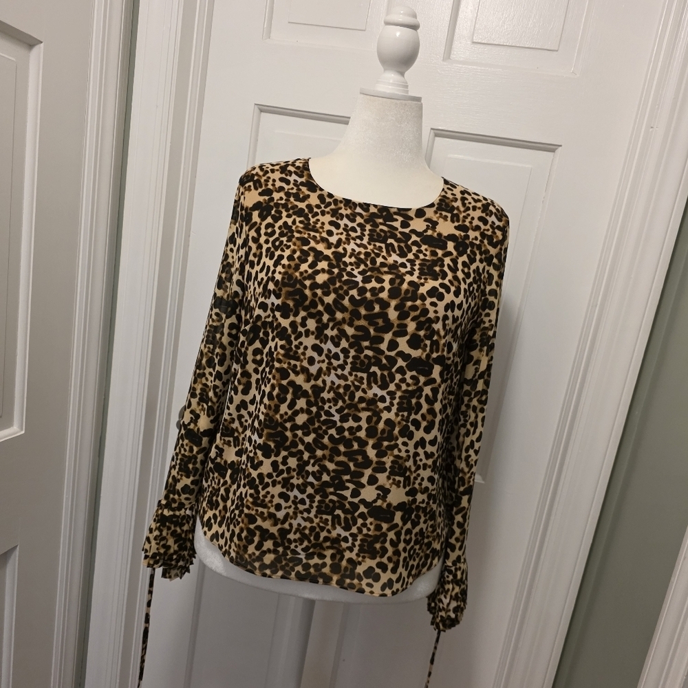 NWOT Rose & Olive Leopard Print Blouse Beige & Black Size Large, Pleated Cuffs